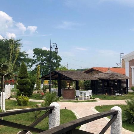 Agroturizem Eldi Hotel Fier Buitenkant foto