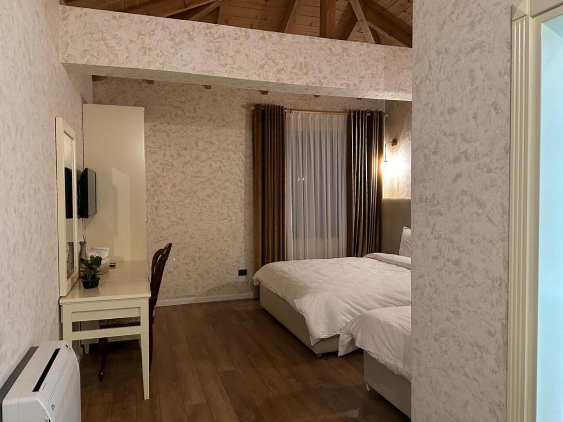 Agroturizem Eldi Hotel Fier Buitenkant foto