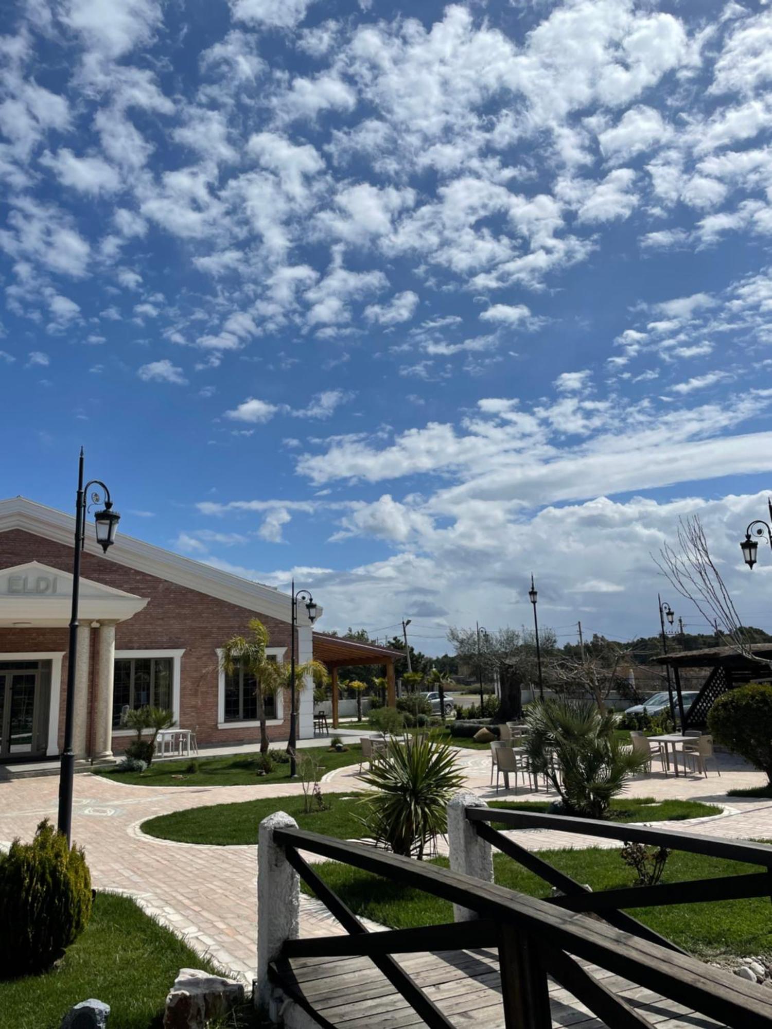 Agroturizem Eldi Hotel Fier Buitenkant foto
