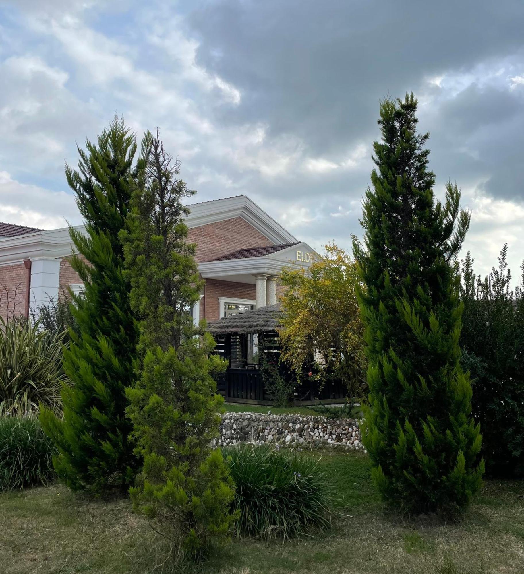 Agroturizem Eldi Hotel Fier Buitenkant foto
